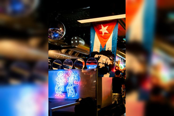 À Paris, Annette K. fait entrer le soleil et chasse la déprime hivernale