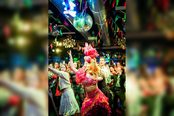 À Paris, Annette K. fait entrer le soleil et chasse la déprime hivernale