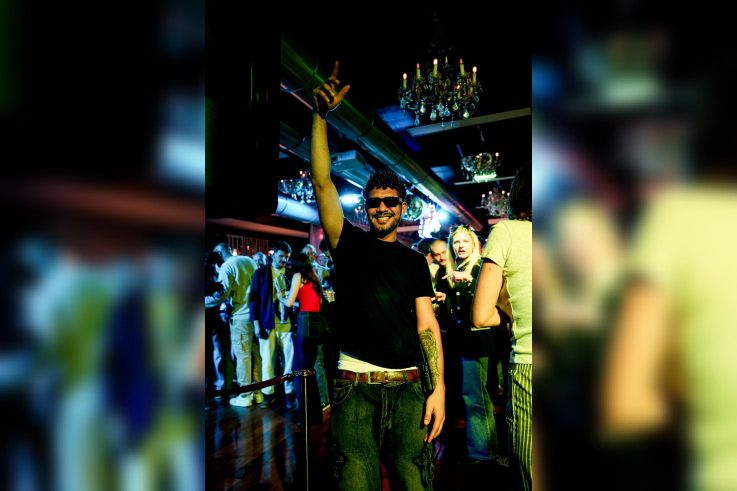 À Paris, Annette K. fait entrer le soleil et chasse la déprime hivernale