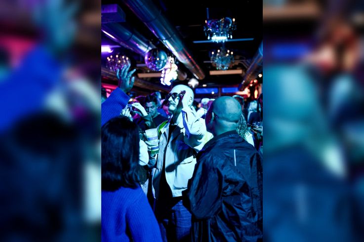 À Paris, Annette K. fait entrer le soleil et chasse la déprime hivernale