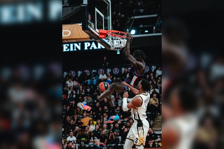 Un dunk puissant et ravageur de Mohamed Faye pour le Paris Basketball lors du derby d'EuroLeague face à l'ASVEL.