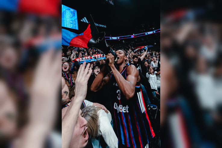 Communion intense entre les joueurs du Paris Basketball et leurs supporters après une victoire à domicile à l'Adidas Arena.