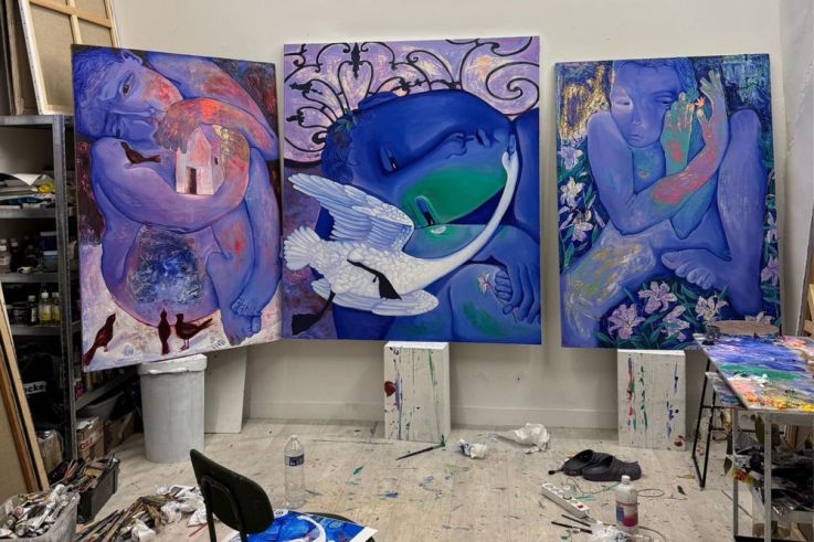 À Paris, Yoyo Maeght dévoile son nouveau coup de cœur artistique : le peintre Sergiu Ciochina. 