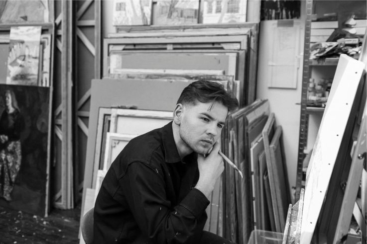 À Paris, Yoyo Maeght dévoile son nouveau coup de cœur artistique : le peintre Sergiu Ciochina. 