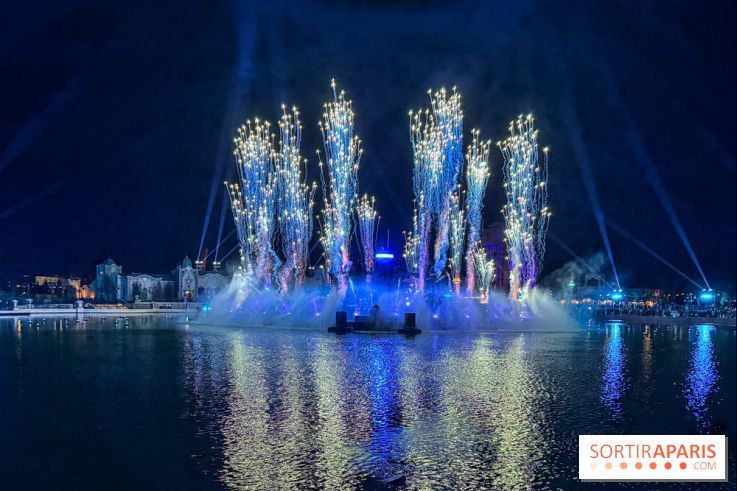 Disneyland Paris : Disney Cascade of Lights, le spectacle nocturne sur Adventure Bay