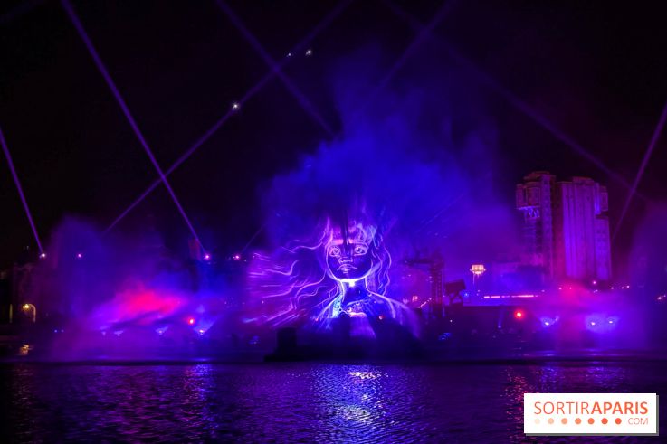 Disneyland Paris : Disney Cascade of Lights, le spectacle nocturne sur Adventure Bay