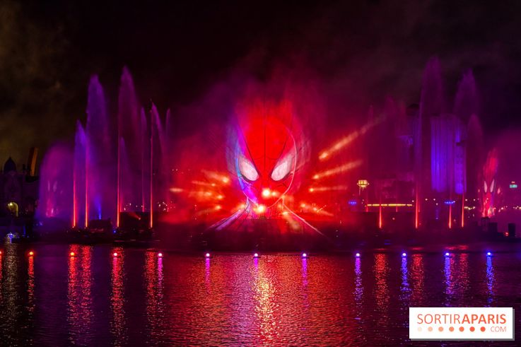 Disneyland Paris : Disney Cascade of Lights, le spectacle nocturne sur Adventure Bay