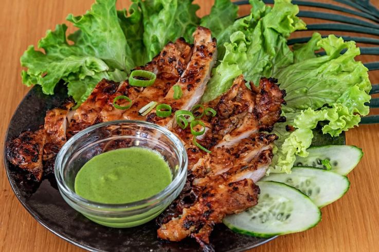 SEP LAÏ à Paris : aperçu des spécialités laotiennes proposées à la carte - Succombez aux délices croustillants de notre Ping Kai ! 🍗✨ Ce plat iconique dévoile le mariage 