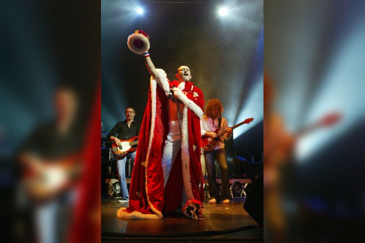 ONE NIGHT OF QUEEN - A NIGHT AT THE THEATER