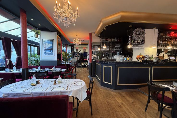 Campagne #36978 - Sacré Frenchy Paris – Rez de chaussée avec tables élégamment dressées dans un décor entièrement renouvelé.