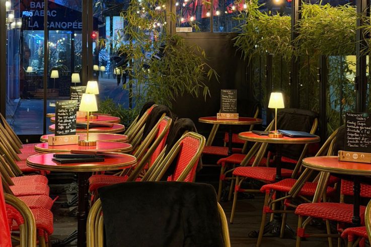 Campagne #36978 - Sacré Frenchy Paris Terrasse Tables