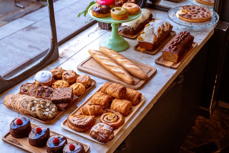 Le Pont Traversé, le coffee shop L'exposition en plein air de Yann Arthus Bertrand a été saccagée par les supporters ce mercredi soir, l'artiste a lancé un appel à l'aide 👉https://sortiraparis.com/r/ajypUfeN gluten se réinvente - gâteaux