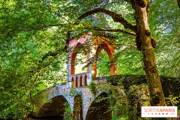 La réserve Naturelle des Etangs de Bonnelles, son pont kiosque, temple de l'amour et ses trésors