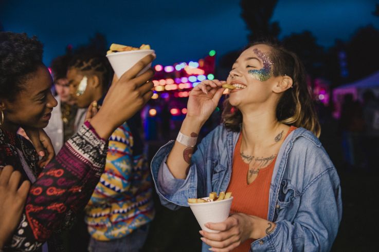 Soirées afterwork années 2000 à l’Hippodrome Paris-Vincennes - iStock 1125678990