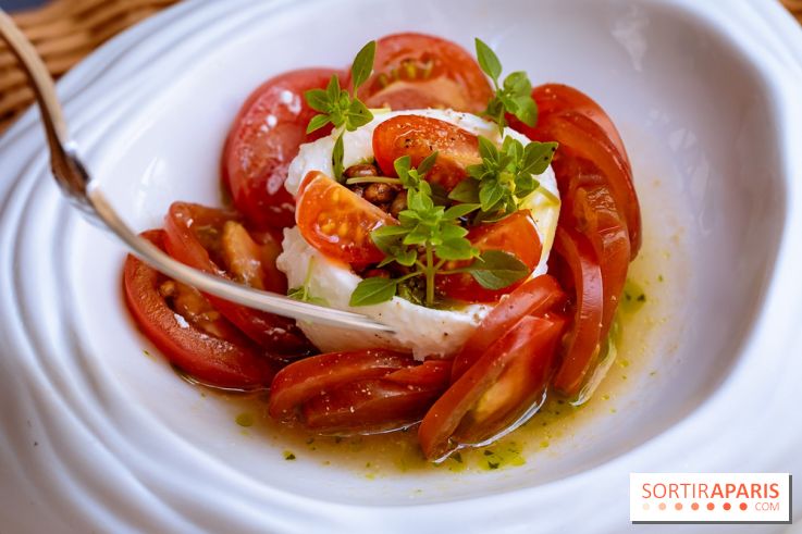 La terrasse jardin du Sax Hotel avec piscine - tomate burrratas