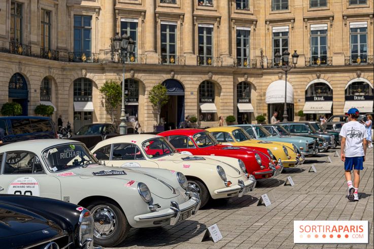 Le Rallye des Princesses expose ses voitures de collection sur la Place Vendôme
