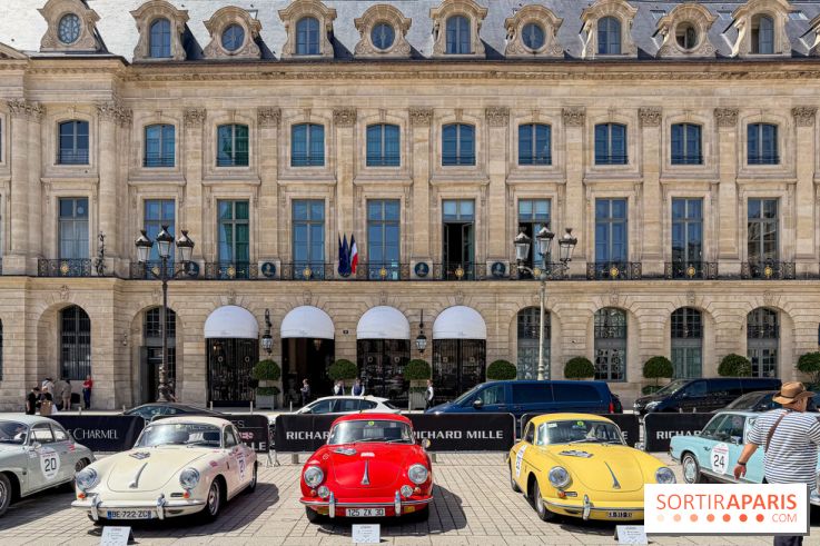Le Rallye des Princesses expose ses voitures de collection sur la Place Vendôme