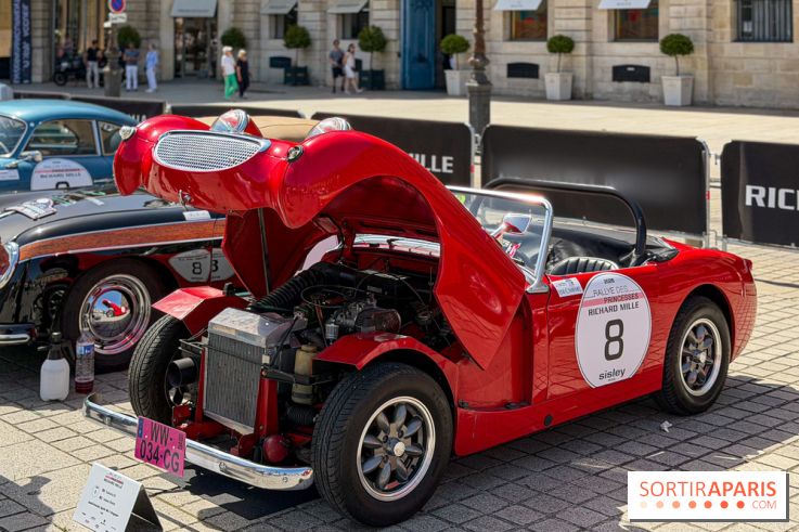 Le Rallye des Princesses expose ses voitures de collection sur la Place Vendôme - Facetune 24 05 2026 20 07 51