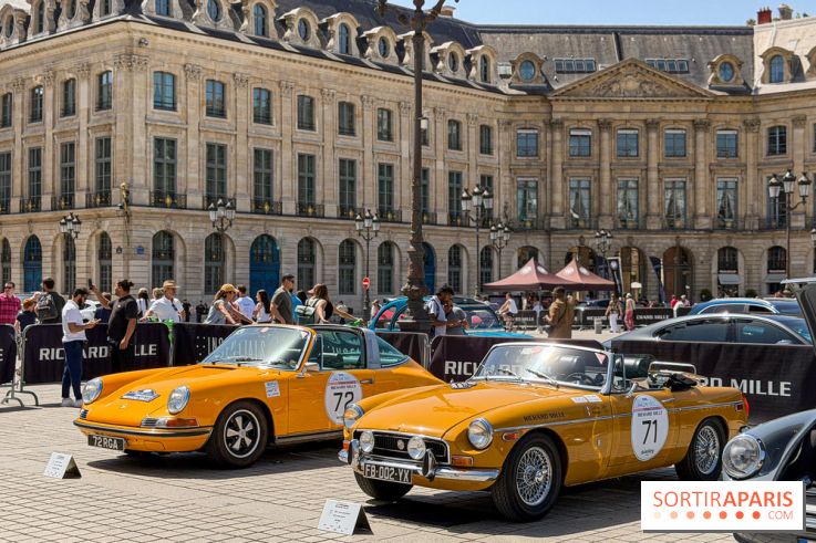 Le Rallye des Princesses expose ses voitures de collection sur la Place Vendôme