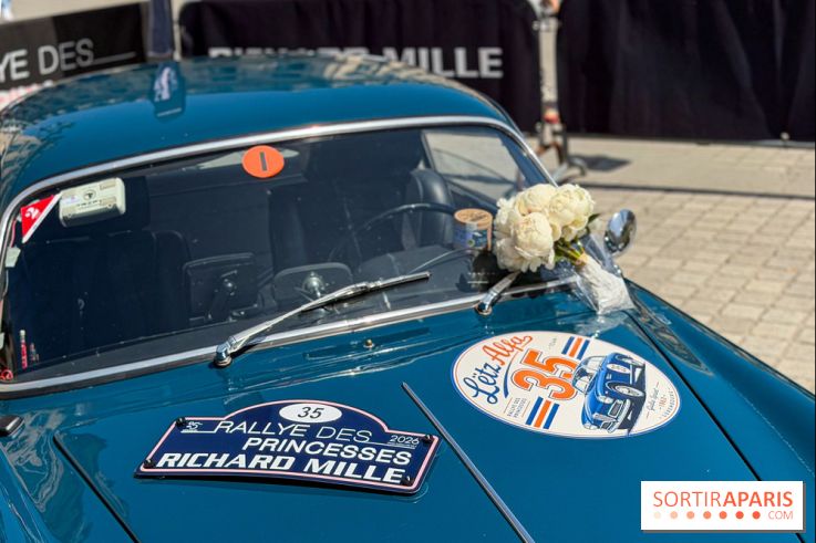 Le Rallye des Princesses expose ses voitures de collection sur la Place Vendôme