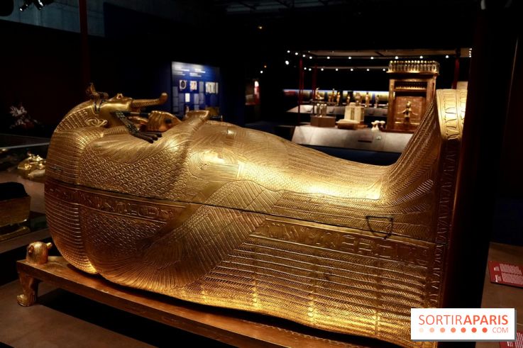Le sarcophage illuminé dans l’exposition Toutânkhamon - Toutankhamon : son tombeau et ses trésors