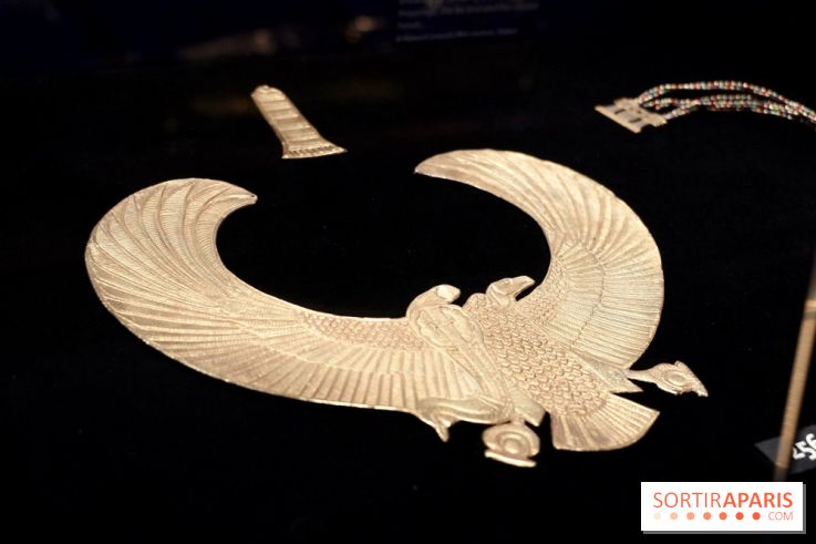 Un pectoral ailé dans l’exposition Toutânkhamon - Toutankhamon : son tombeau et ses trésors