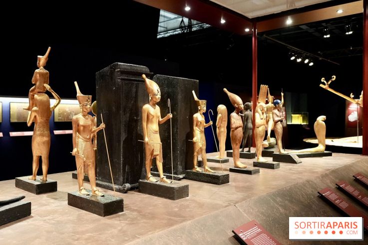 Chars et statues dans l’exposition Toutânkhamon - Toutankhamon : son tombeau et ses trésors
