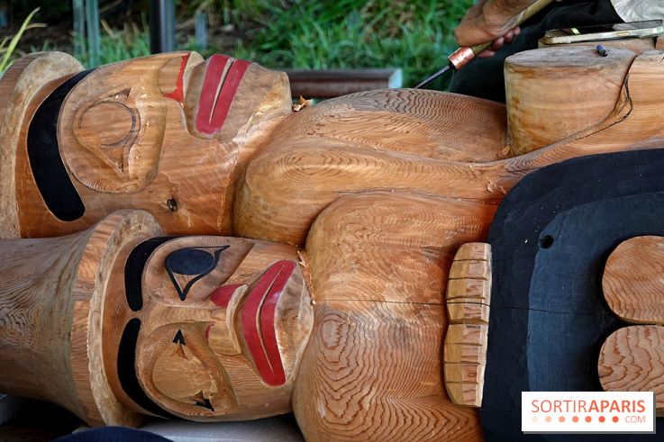 Un mât héraldique installé dans le jardin du musée du Quai Branly