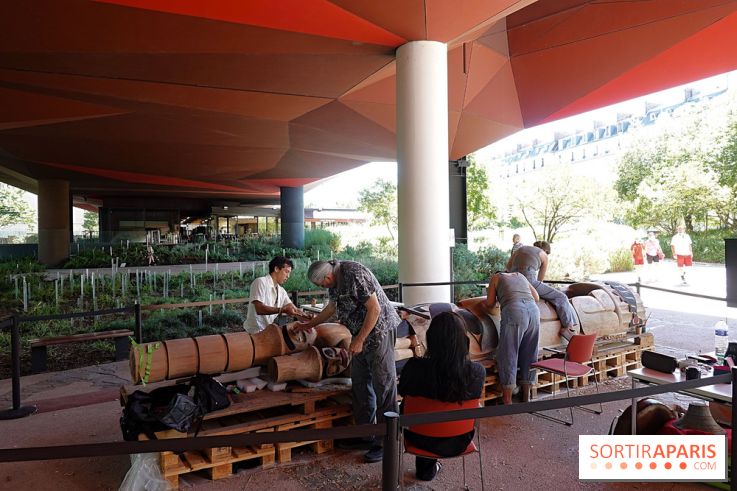 Un mât héraldique installé dans le jardin du musée du Quai Branly