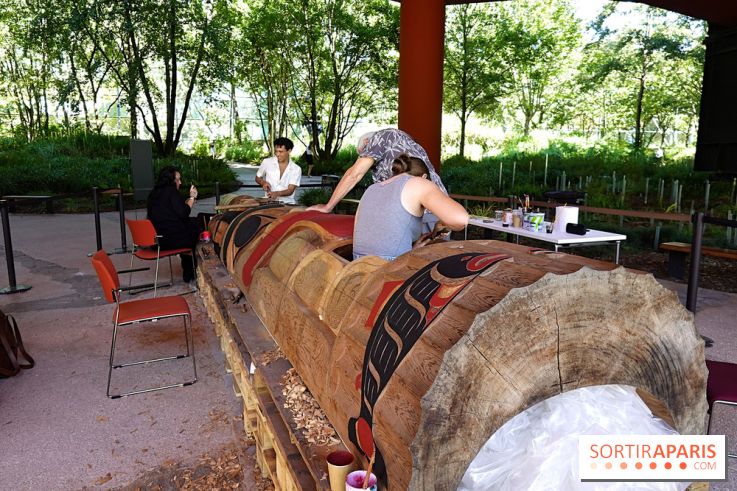 Un mât héraldique installé dans le jardin du musée du Quai Branly