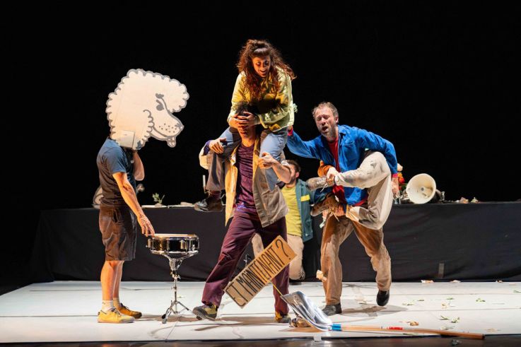 FRASQUES, spectacle de cirque doux-dingue par le Galactik Ensemble au Théâtre Silvia Monfort