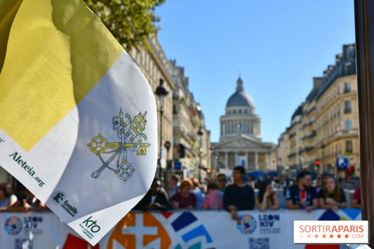 EN Images : le passage du pape Léon XIV en papamobile à Paris