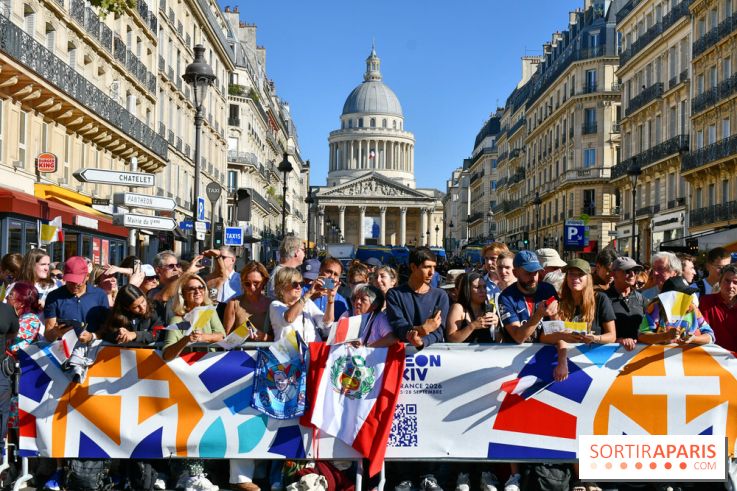 EN Images : le passage du pape Léon XIV en papamobile à Paris
