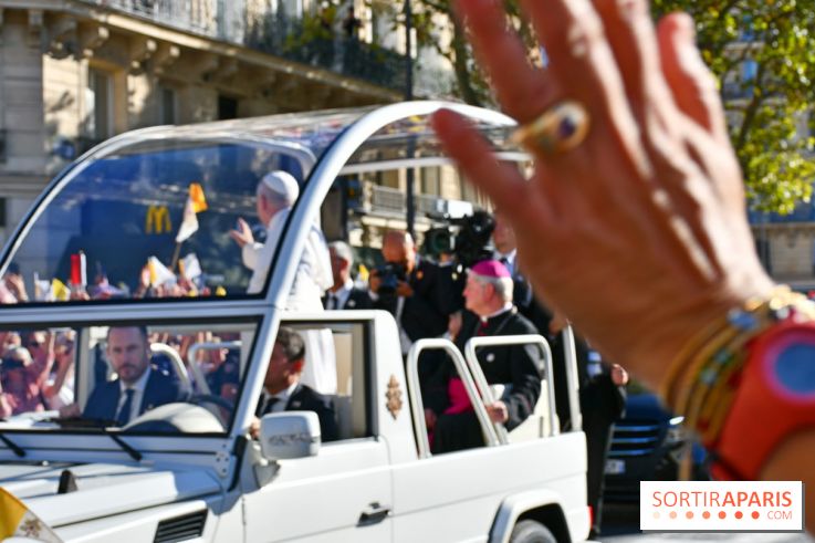 EN Images : le passage du pape Léon XIV en papamobile à Paris