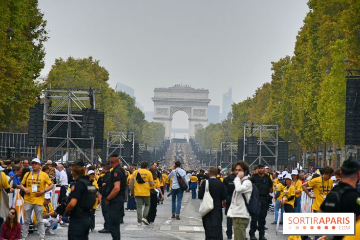 En images : la messe géante sur les Champs-Elysées du Pape Léon XIV