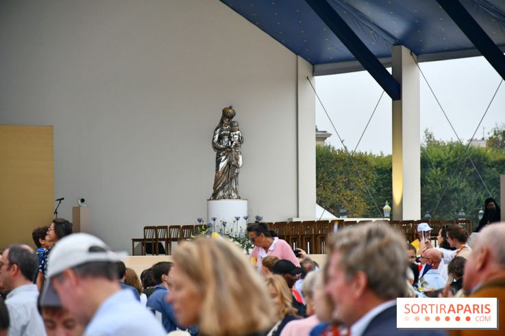 En images : la messe géante sur les Champs-Elysées du Pape Léon XIV