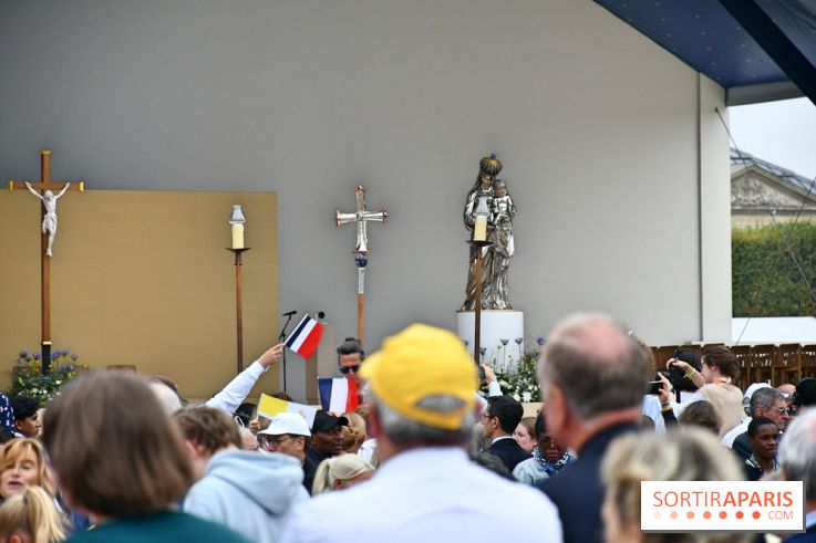 En images : la messe géante sur les Champs-Elysées du Pape Léon XIV