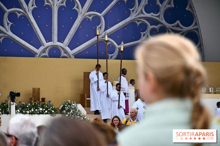 En images : la messe géante sur les Champs-Elysées du Pape Léon XIV