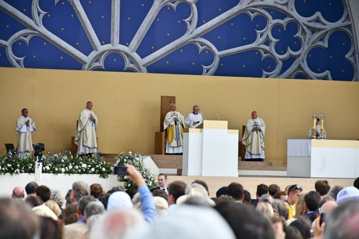 En images : la messe géante sur les Champs-Elysées du Pape Léon XIV