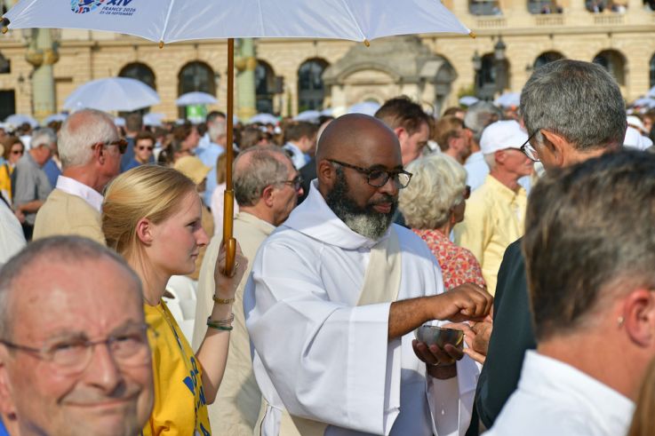 En images : la messe géante sur les Champs-Elysées du Pape Léon XIV