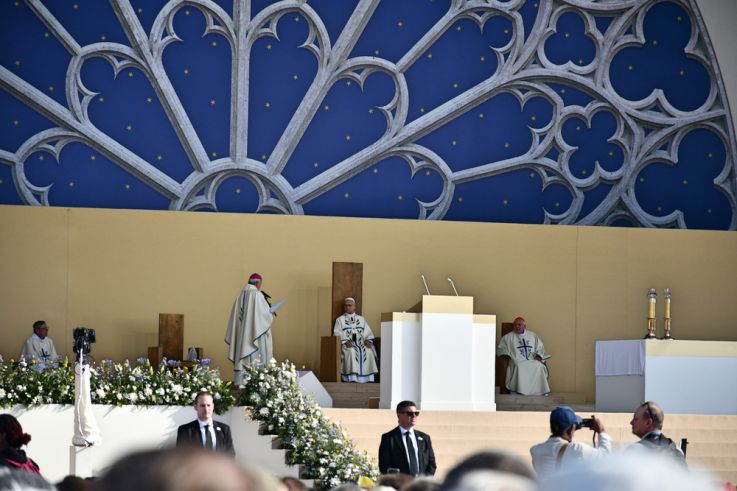 En images : la messe géante sur les Champs-Elysées du Pape Léon XIV