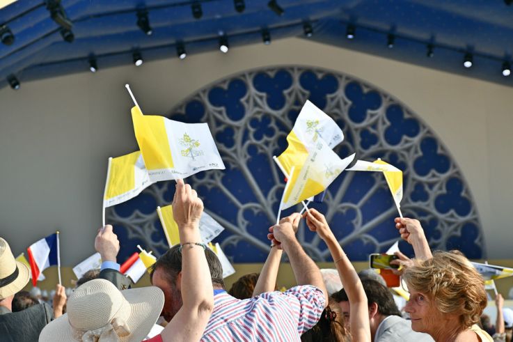 En images : la messe géante sur les Champs-Elysées du Pape Léon XIV