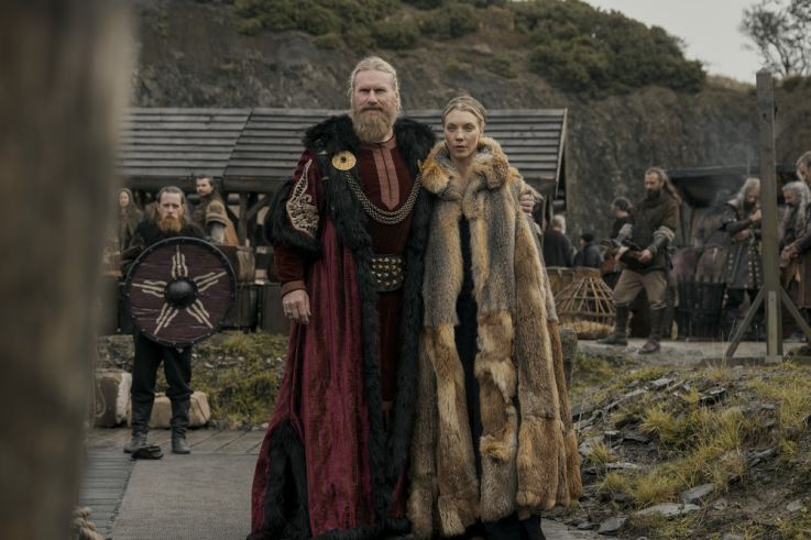 Bloodaxe - Couple viking au premier plan dans un village nordique