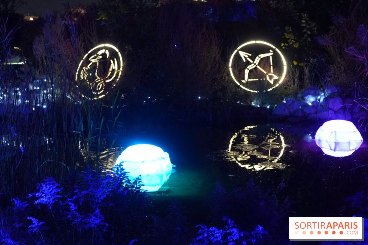 Parc de l'Étrange 2026 : Figures lumineuses circulaires au bord de l’étang