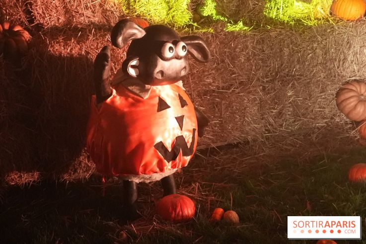 Parc de l'Étrange 2026 : Vache décorative déguisée en citrouille pour Halloween