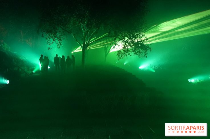 Parc de l'Étrange 2026 : Lumières vertes dans le parc nocturne