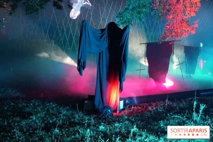 Parc de l'Étrange 2026 : Silhouette drapée et installation lumineuse dans un paysage nocturne