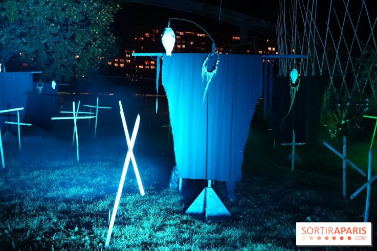 Parc de l'Étrange 2026 : Figure enveloppée dans une tenture bleue au parc nocturne