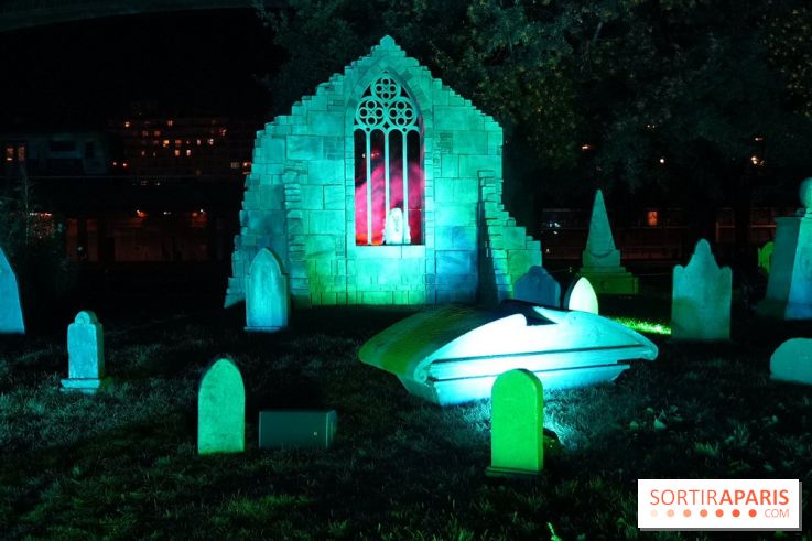 Parc de l'Étrange 2026 : Fenêtre gothique illuminée dans un cimetière nocturne