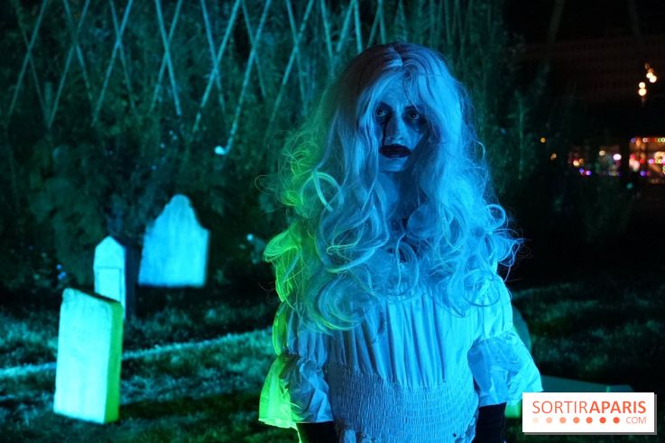 Parc de l'Étrange 2026 : Figure fantomatique sous lumière bleue dans le parc